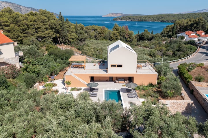 Exceptional new villa with heated pool on Hvar