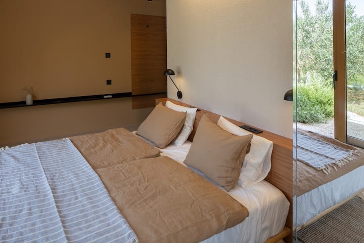 Čelo postele má vypínače svetiel a elektrické zásuvky.