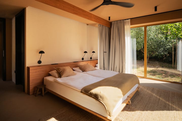 Štyri hlavné spálne sú veľké a krásne vybavené a môžu mať buď manželskú posteľ, alebo dve samostatné lôžka. Každá má výhľad na more, vstavanú šatňu a vlastnú kúpeľňu so sprchovacím kútom. 