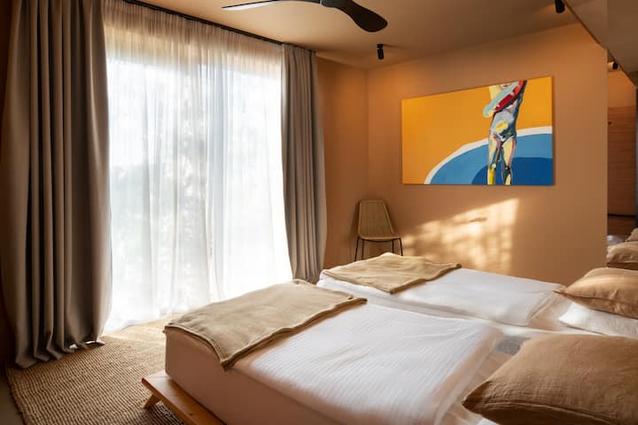 Izba 4 tvorí apartmán s izbou 5. Je určená pre rodiny s malými deťmi, ale do izby 5 sa dá dostať bez toho, aby ste museli prejsť cez izbu 4, takže ju môže využiť každý.