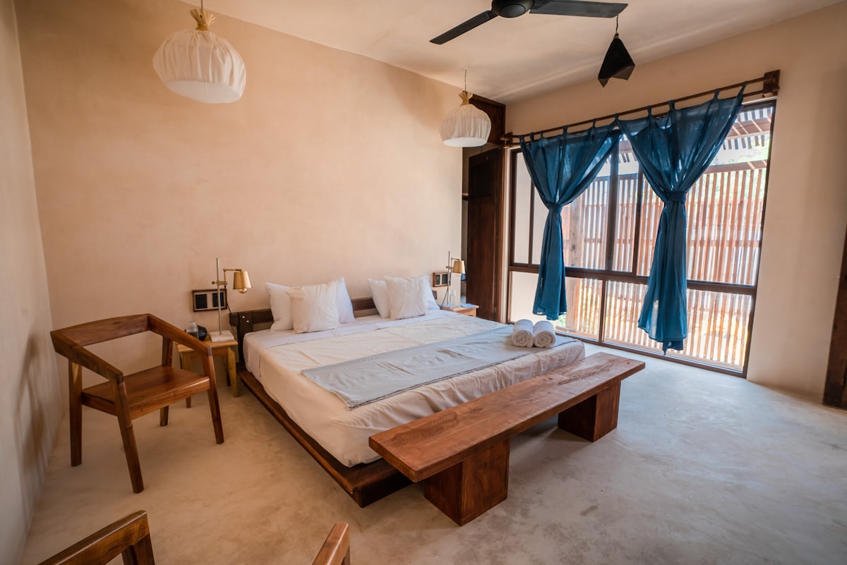 房间位于二楼，配有2米宽双人床、独立卫生间和大衣柜。