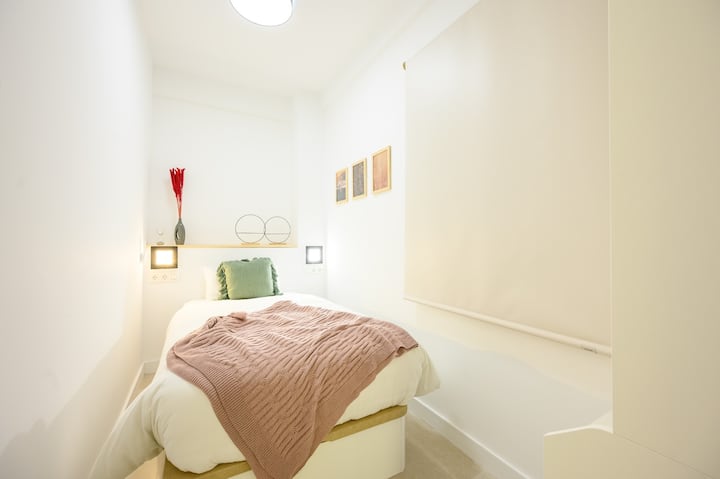  توفر غرفة النوم ملاذًا مثاليًا لقضاء ليلة هادئة ومريحة.