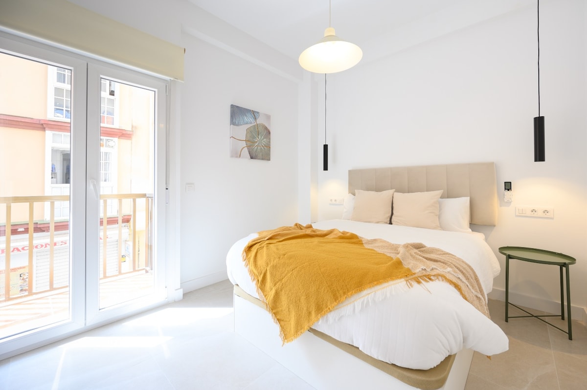  Опуштете се во светла и тивка спална соба, совршена за одмор.