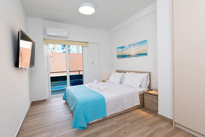 Სმარტ-ტელევიზორი 50"/126 სმ
4K Ultra HD, HLG Hybrid LOG GAMMA, Bluetooth, androidtv, Ok Google.

Გარდერობი ავტომატური LED განათებით. 