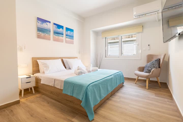 Სმარტ-ტელევიზორი 50"/126 სმ
4K Ultra HD, HLG Hybrid LOG GAMMA, Bluetooth, androidtv, Ok Google.

Გარდერობი ავტომატური LED განათებით. 