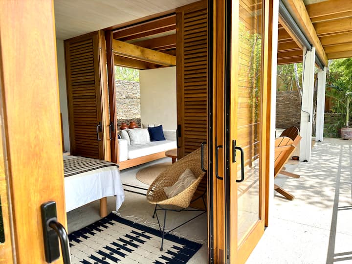 Климатик, затъмнени щори, стъклени прозорци, преграда за комари, работно бюро с настолна лампа, лампи за четене и вентилатор на тавана. Голямото двойно легло разполага със 100% памучно спално бельо Pima и матрак Luuna. 