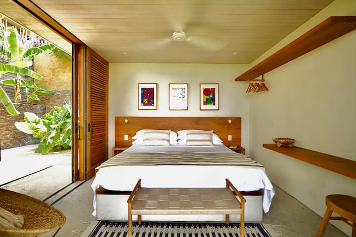 Климатик, затъмнени щори, стъклени прозорци, преграда за комари, работно бюро с настолна лампа, лампи за четене и вентилатор на тавана. Голямото двойно легло разполага със 100% памучно спално бельо Pima и матрак Luuna. 