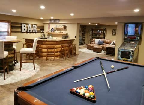 Log Home- Hot Tub*Game room*Gym*5 Bedrooms 9 Beds