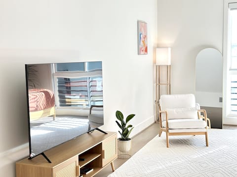 Top Airbnb: King Bed - Luxury Studio, w/Free Parking & Pool in West Hollywood