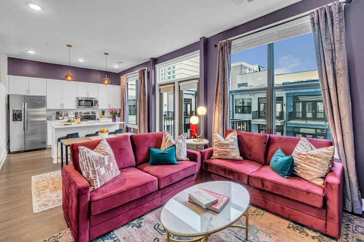 Дневната соба вклучува два кауча со целосна големина. 