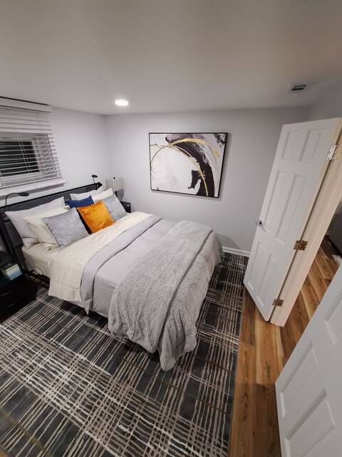 1Ominutes from O’Hare Luxury 1BDR Garden Apartment