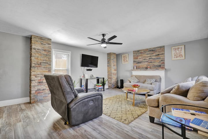 5 Bedroom, 7 Bed Cozy And Spacious Home. - East Lansing, MI