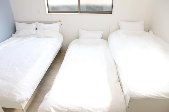 Je to spálňa v modrej izbe na 2. poschodí.