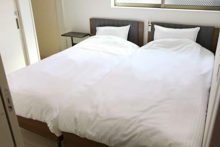 Je to spálňa modrej izby na 2. poschodí.
(Túto spálňu môžete použiť aj pre viac ako 5 osôb v modrej izbe 2F.)