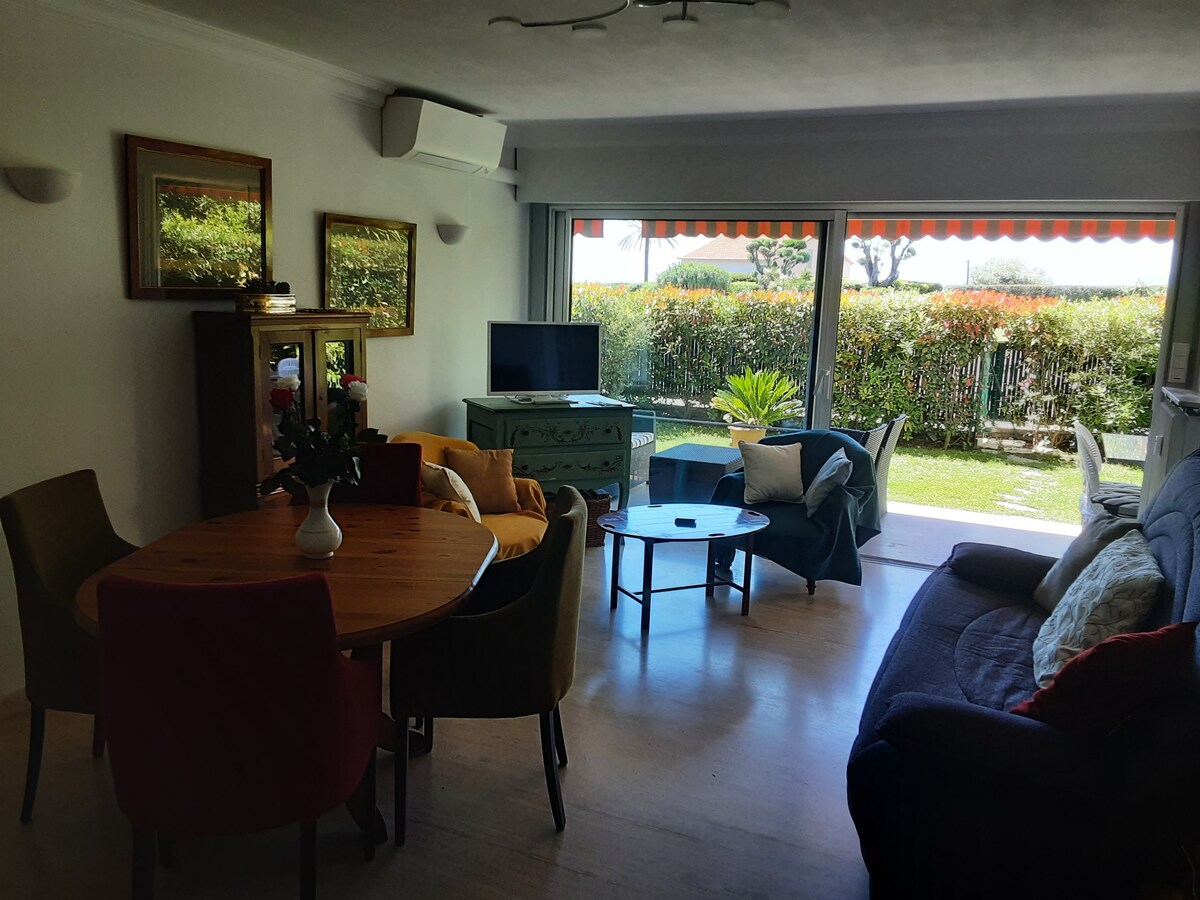 Popular Airbnb listing: Swimming Pool Private Parking Air Conditioning Sea View in Antibes