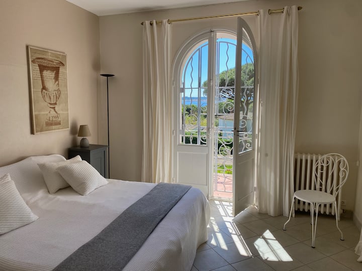 Lijepa spavaća soba s izlazom na balkon i pogledom na zaljev St. Tropez