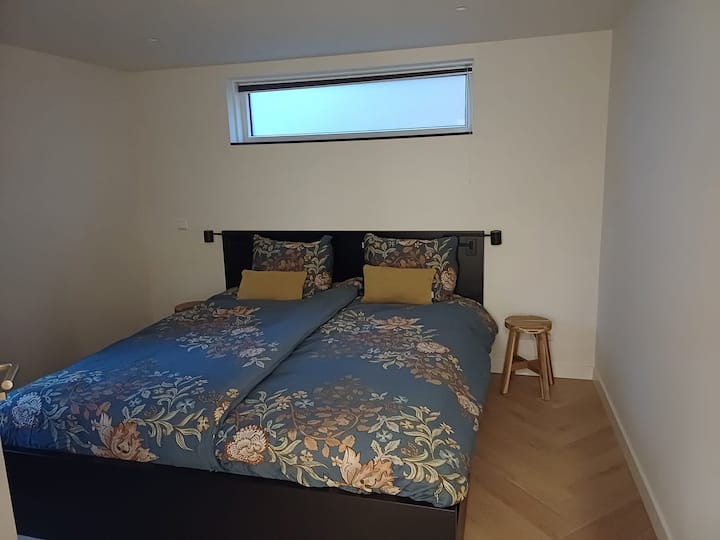 Beneden slaapkamer. De bedden zijn voor uw komst opgemaakt.