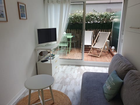 Popular Airbnb listing: Studio with terrace, 200 m from the beach – Aiguillon in Arcachon