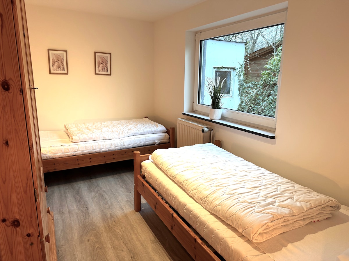 Втора спалня с 2 единични легла. Тук децата могат да играят на спокойствие. 