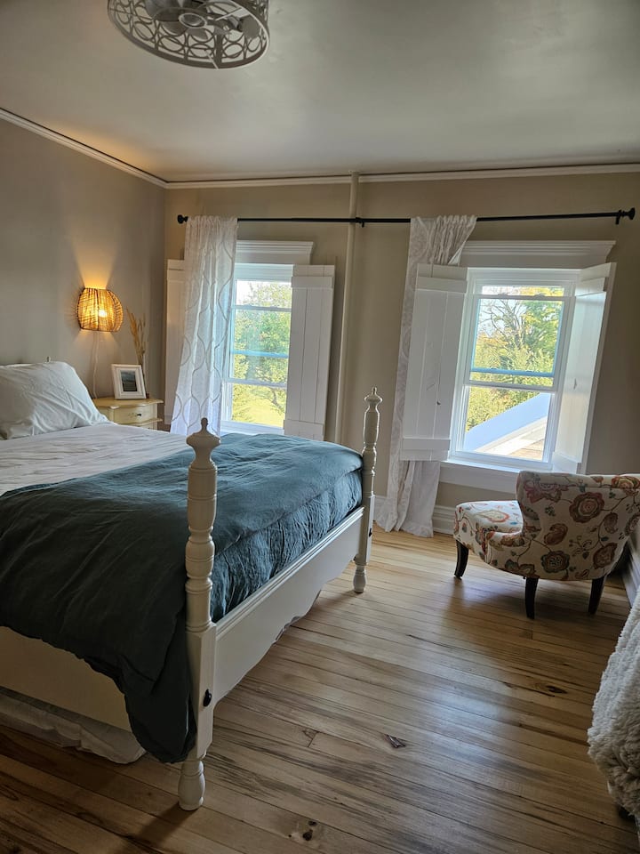 ห้องพระอาทิตย์ขึ้นมีบานประตูหน้าต่างที่มืดกว่าถ้าคุณไม่อยากเห็นพระอาทิตย์ขึ้น:) มองไปทางทิศตะวันออกเหนืออาคารฟาร์มและทุ่งหญ้า เก้าอี้นั่งสบายๆพร้อมที่นั่งกว้างๆที่คุณสามารถยกเท้าขึ้นได้ อ่านบันทึกจิบเครื่องดื่มตอนเช้า