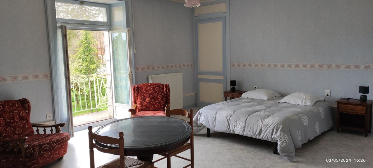 Спалната соба бр. 3 е на 1 кат, има балкон со поглед кон градината. 
Вклучува брачен кревет (широк 160 см). 