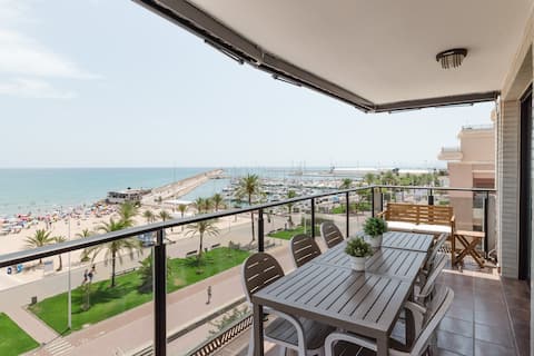 Luxury in front of Gandía Beach yacht club