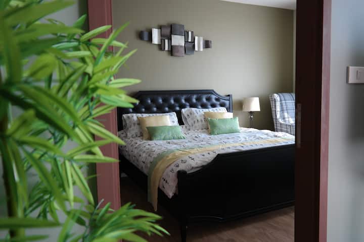 Dhomë gjumi e bollshme me një krevat të madh dhe të rehatshëm, kondicioner elektrik, dollap dhe banjë private me dush – të gjitha për rehatinë tënde!