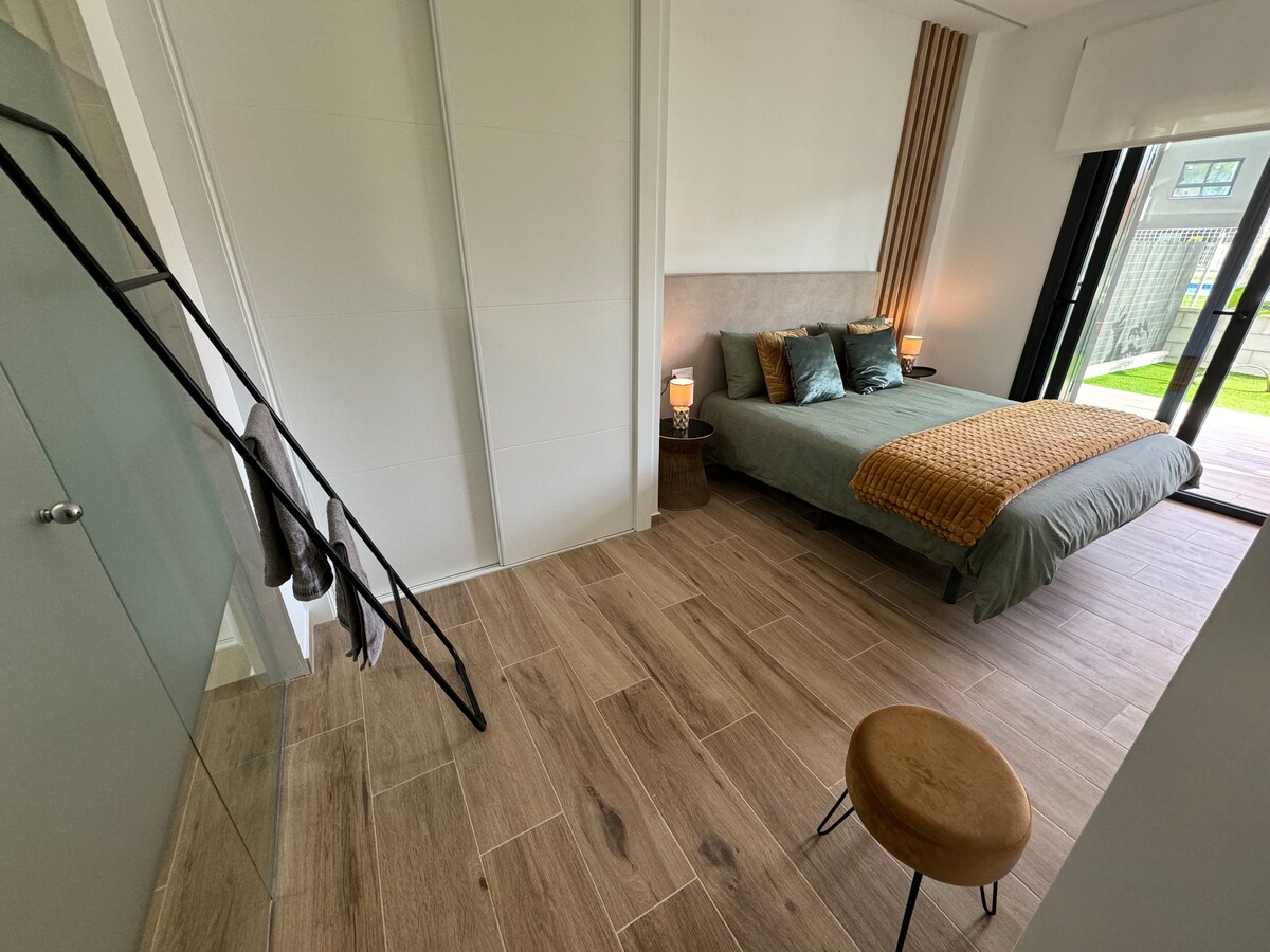 основна спалня със самостоятелен душ