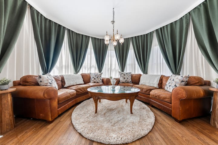 Beautiful Condo - King Bed - Free Waffle Breakfast