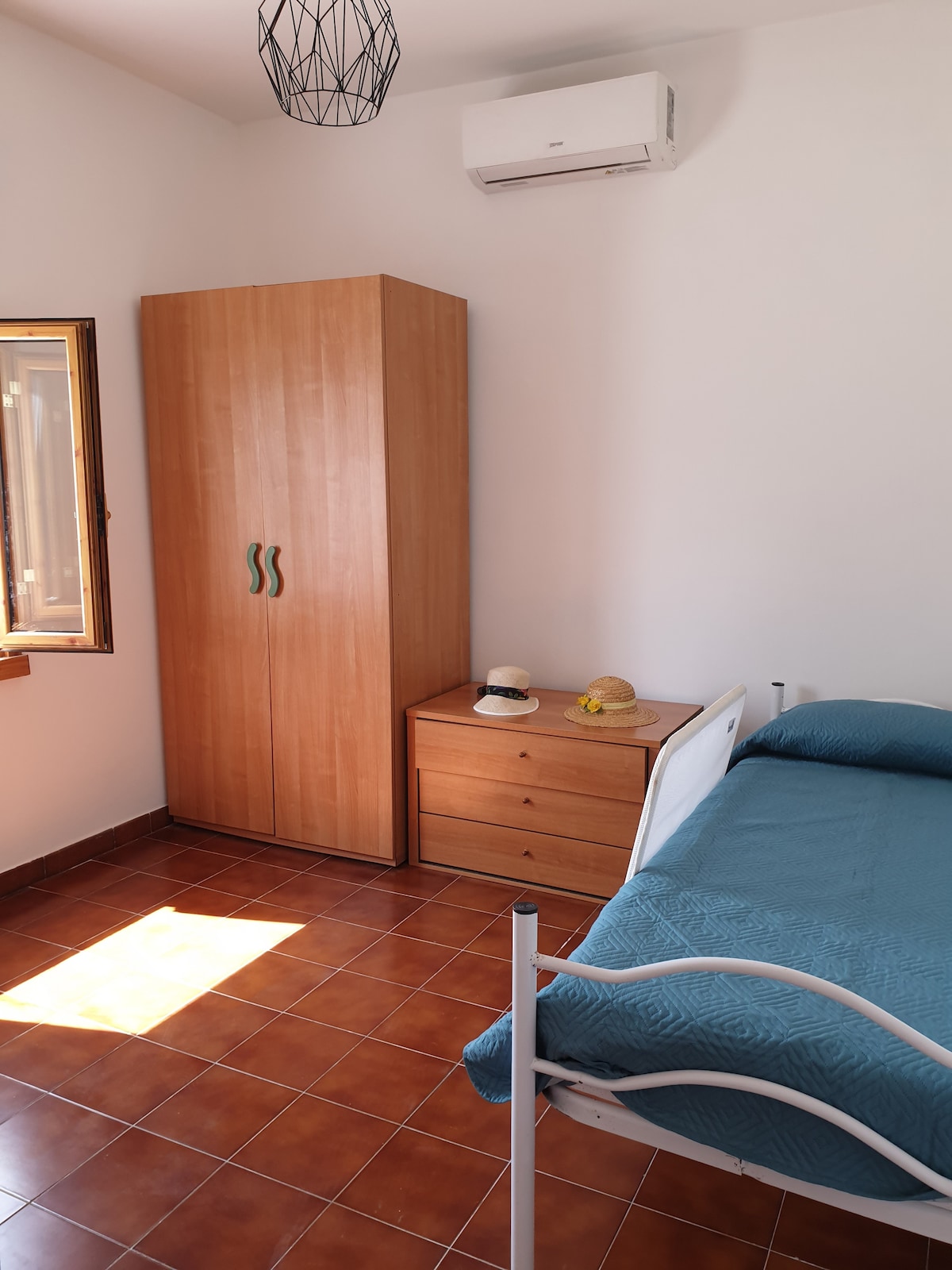 2 eenpersoonsbedden, tweepersoonsbed is verplicht 