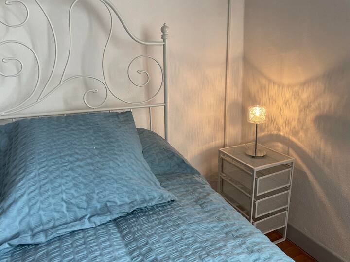 Modrá izba so svetlými odrazy... 