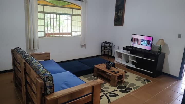 Dhomë e madhe me divan me 3 ndenjëse, karrige Futton, tavolinë kafeje, televizor 32 inç ( 180 kanale ) dhe wifi.