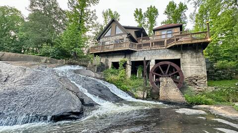 Stay ON a waterfall! -> Lay Lodge at Falling Water
