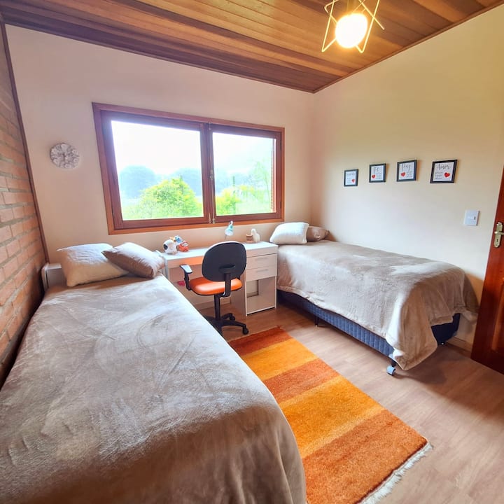 Cuarto de 2, con 1 bicama y 1 cama de caja con colchones superiores en manantial embolsado que proporcionan alta comodidad. 
Cobertores en sherpa y aterciopelados para mantener la noche caliente.
Escritorio de trabajo remoto con vistas a la montaña y Pedra do Ba