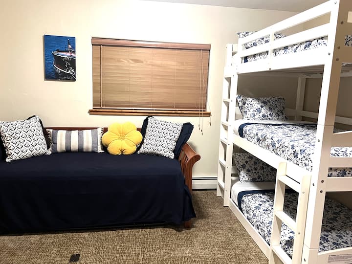 Litera triple más sofá cama que se abre a una cama completa (doble).