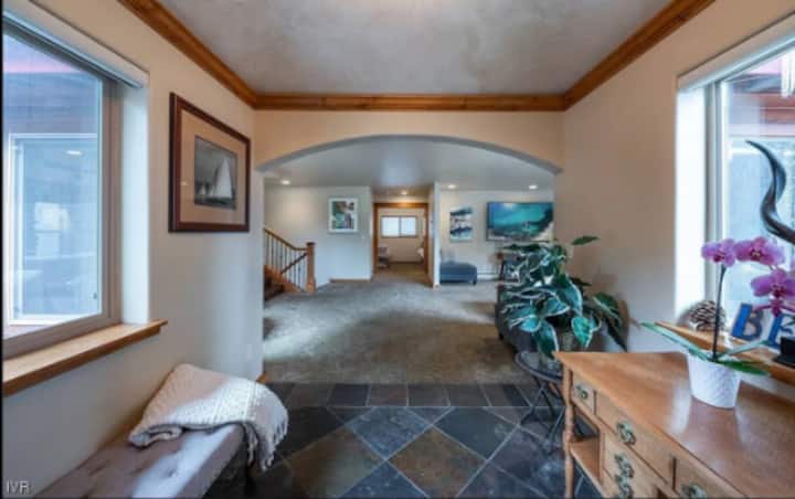 Vestíbulo de entrada al piso principal y a la sala de estar de la casa.