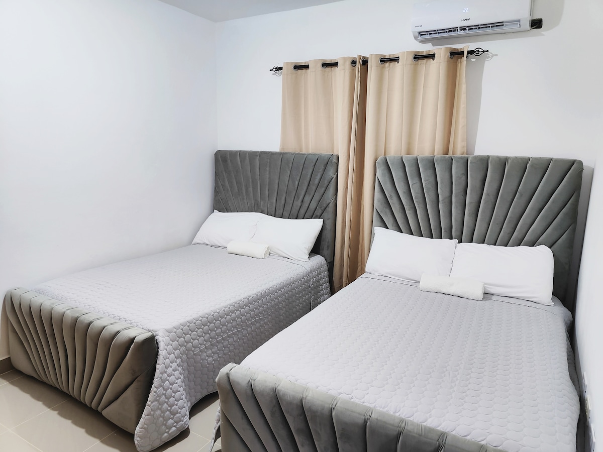 Popote unapotaka watoto au wenzako wanaweza kuchagua kati ya vitanda hivi viwili vizuri na hata usipowaona wanaweza pia kuweka nguo zao kwenye kabati.