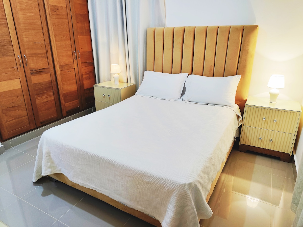 Katika kitanda hiki cha Queen utapumzika vizuri sana na unaweza pia kupanga nguo zako kwenye kabati.