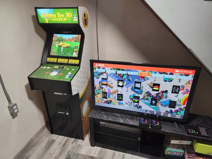 Штотуку додадовме аркадна игра Golden Tee и ретро конзола за игри Atari на долниот кат!  Играта Golden Tee, исто така, има вградени игри за куглање и Shuffleshot.