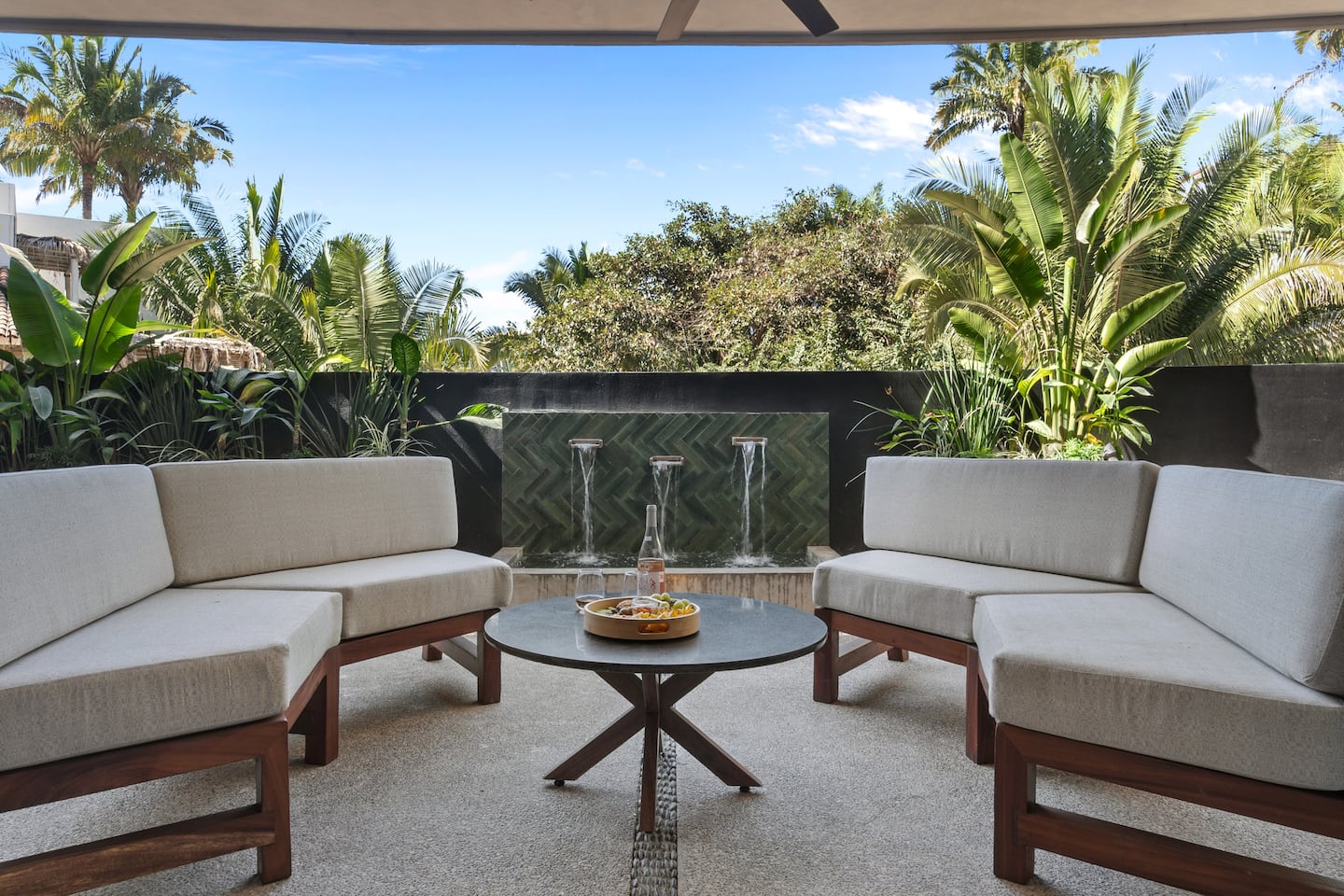 Settle into the outdoor lounge and let the afternoon turn into evening, with jungle all around and nowhere to be.