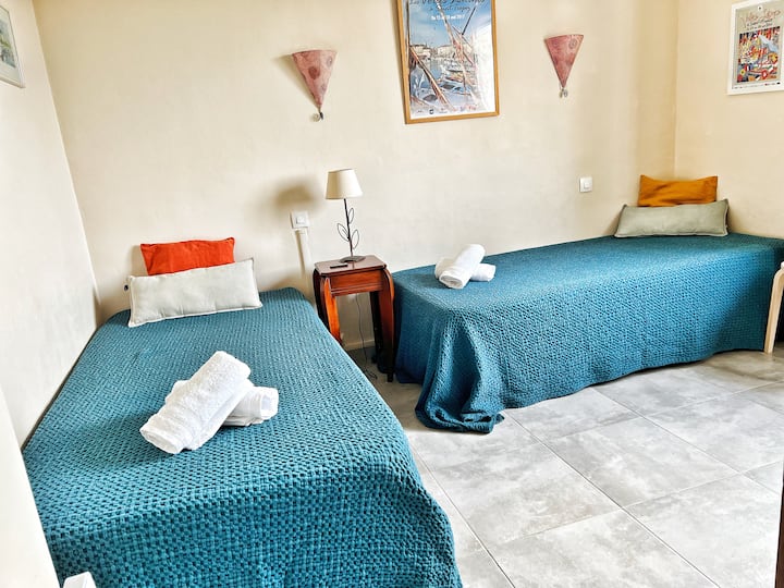 Chumba cha watoto - vitanda vya 90 x 190
Kabati - Feni
Shuka za kitanda za hiari — hazijajumuishwa kwa chaguo-msingi