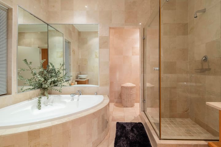 Stylish Penthouse with backup Power & Ocean View! gallery image 3