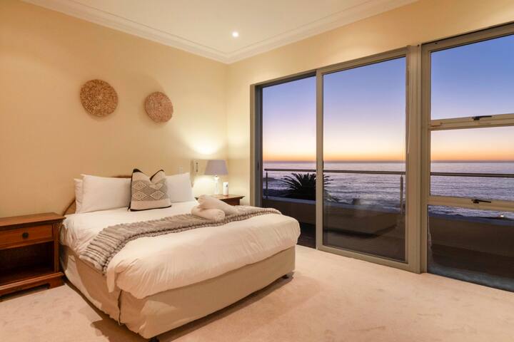 Stylish Penthouse with backup Power & Ocean View! gallery image 5