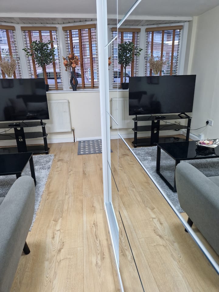 تم تجديده مؤخرًا، وجميع الأثاث والتركيبات الجديدة