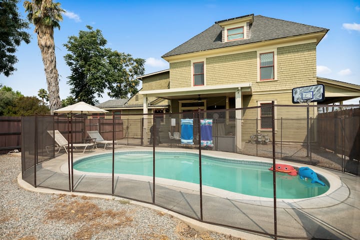 1891 Victorian Estate- Sleeps 16 | Pool | Weddings