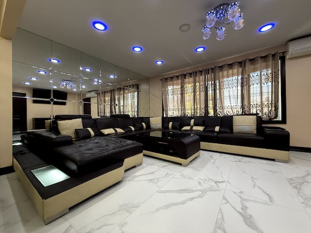 Classic 3 Bed 2 Bath Home With Parking | 2 min LGA