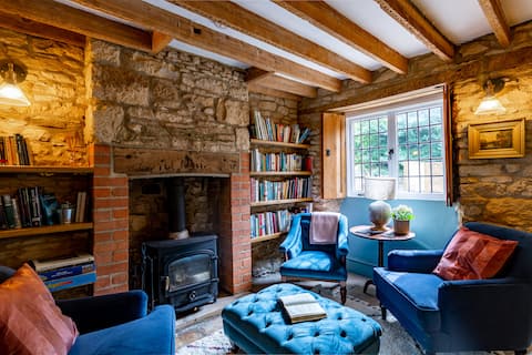 Successful Airbnb property: Stylish cottage sunny terrace dog-friendly & WIFI in Chipping Norton