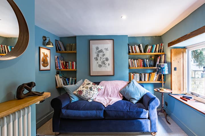 1st floor Study / snug with cosy couch, smart TV and separate workspace with fast wifi
