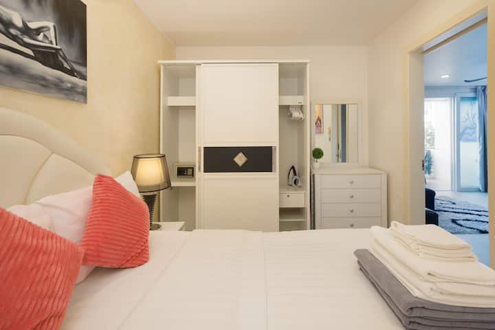 Მეორე საძინებელი გარდერობითა და საგარდერობო მაგიდით