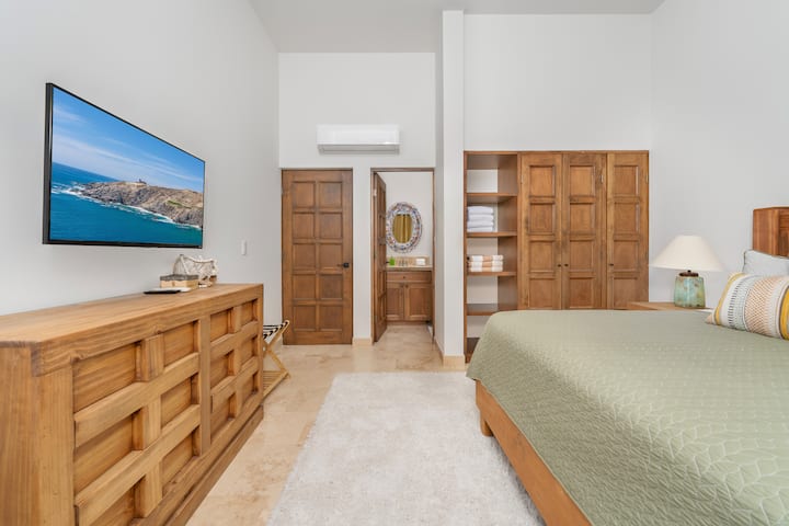 غرفة نوم رقم2 مع حمام داخلي.  سرير بحجم كبير